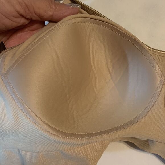 Bali Size Small comfort flex fit nude bra. Lightly padded cups sewn in. NWT - Picture 7 of 8